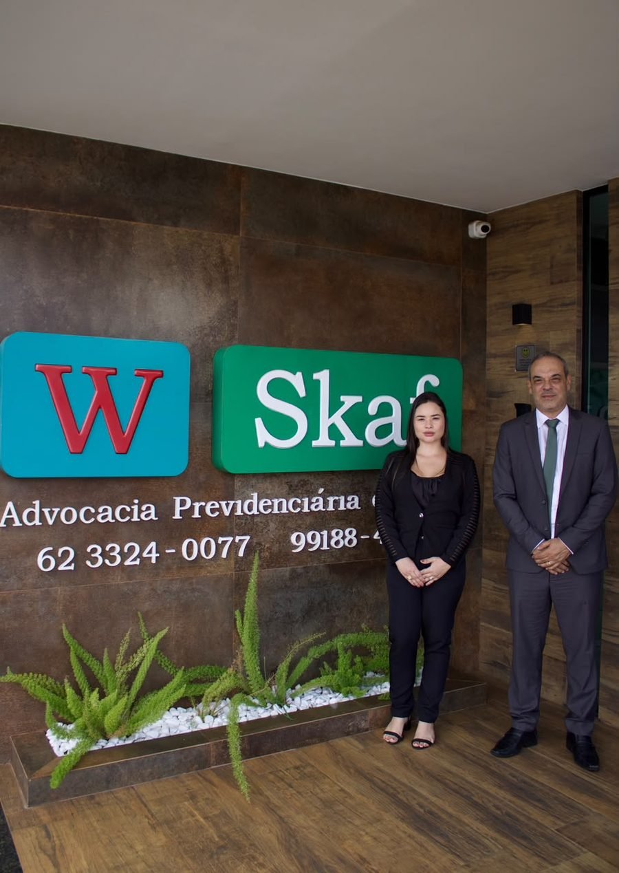 Dr. Wladimir Skaf de Carvalho e Dra. Luana Senna Carvalho na entrada do escritório W Skaf em Anápolis